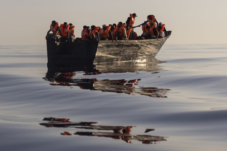 Migranter på vej mod Italiens kyst. Ifølge NGO'er bliver russere nu ofte brugt som skippere på ruten mellem Tyrkiet og Italien. Foto: Jeremias Gonzalez/Ritzau Scanpix