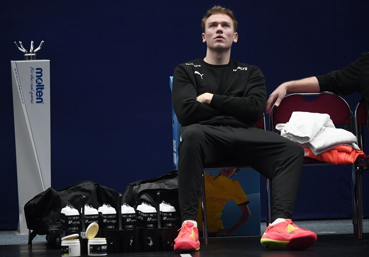 Den bare 22-årige landsholdsspiller har sjældent brug for at sidde ned. Det virker nærmest, som om han ikke kan blive træt. Foto: Lars Poulsen