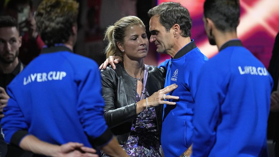 Mirka Federer trøster sin mand, efter Rogers sidste kamp nogensinde i karrieren i september 2022. Foto: Kin Cheung/Ritzau Scanpix