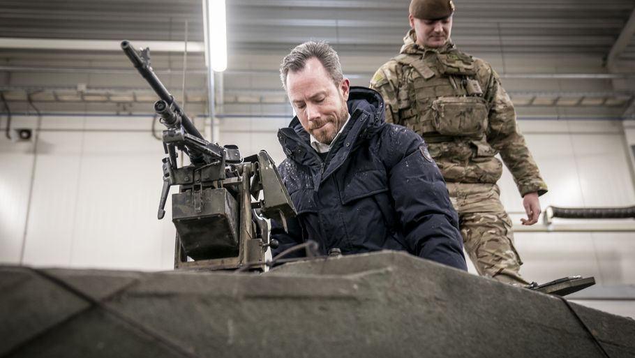 Ellemann var torsdag på besøg hos danske soldater i Estland. Her ser han på udstyret. Foto: Mads Claus Rasmussen/Ritzau Scanpix