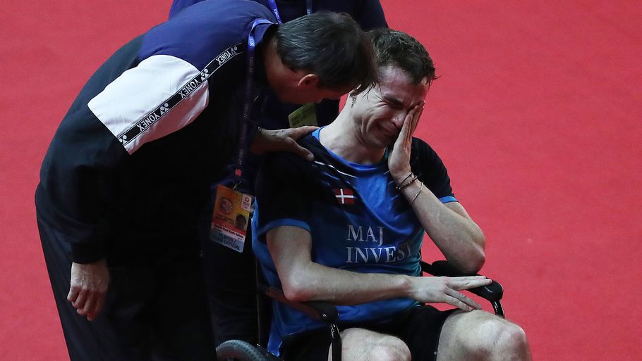 Det så ikke godt ud, da Rasmus Gemke forlod banen i en kørestol. Men nu er der heldigvis gode nyheder. Foto: Harish Tyagi/Ritzau Scanpix