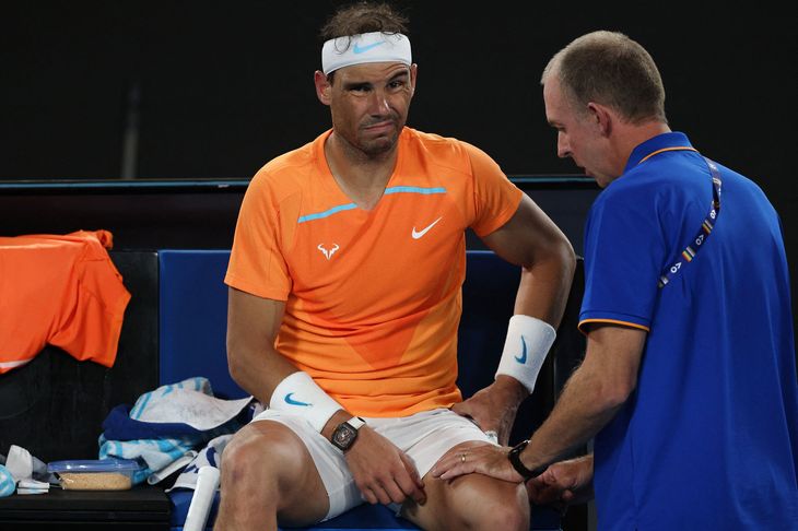 Rafael Nadal modtog behandling i anden runde under Australian Open. Han fuldførte kampen, selv om han var plaget af en hofteskade. Det endte med et nederlag i tre sæt. Foto: Loren Elliott/Reuters