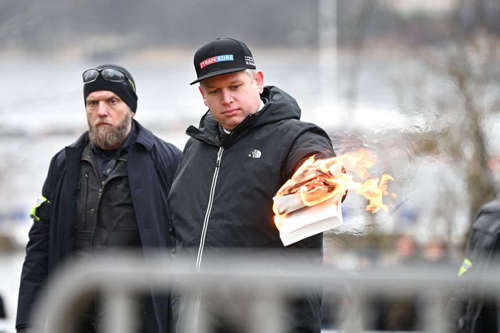 Bogbrænderen Rasmus Paludan er efter en lang pause i mediernes skygge nu atter i vælten, efter han forleden endnu engang demonstrerede sin evne til at forvandle papir til aske ved hjælp af flammer. Foto: Ritzau Scanpix