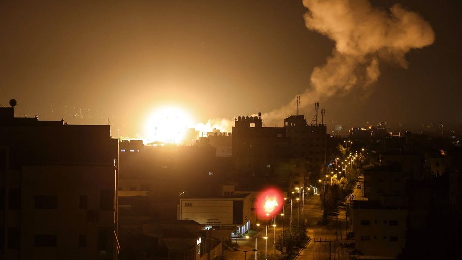 Ild og røg stiger op fra Gaza, hvor israelske angreb har ramt tidligt fredag. Kilder i den islamistiske Hamas-bevægelse, der styrer Gaza, oplyser til AFP, at 15 angreb har ramt militære mål. Foto: Mahmud Hams/Ritzau Scanpix