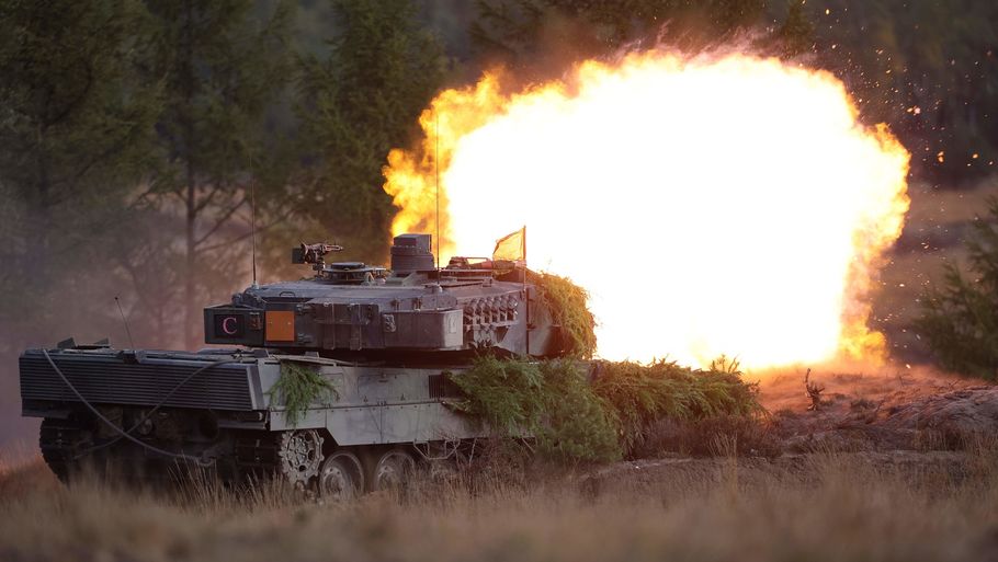 Den tyske Leopard M2-kampvogn bliver i stedet kaldt for en tandløs kat af russisk stats-tv. Foto: Ronny Hartmann/Ritzau Scanpix