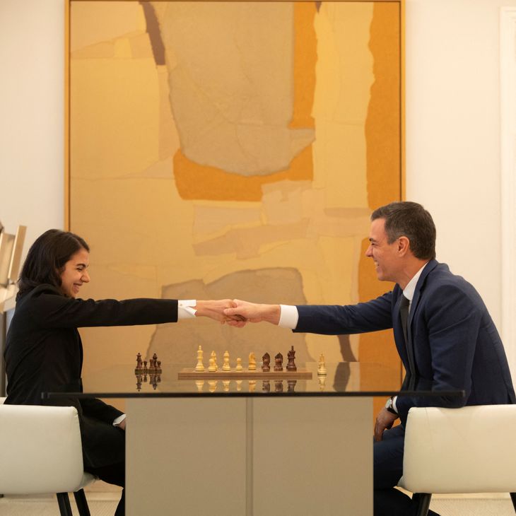Sara Khadem med den spanske premierminister Pedro Sanchez i januar 2023. Foto: Moncloa Palace/Ritzau Scanpix