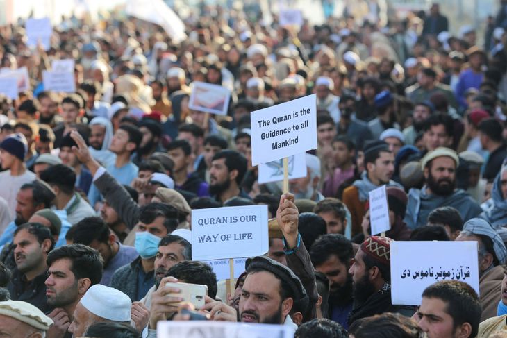 Også i Afghanistan var der store protester efter fredagsbønnen rettet mod Rasmus Paludan, der den seneste uge har været i vælten efter han i lørdags afbrændte en koran foran den tyrkiske ambassade i Stockholm. Foto: Ritzau Scanpix/SHAFIULLAH KAKAR