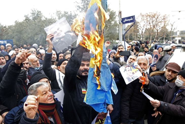 Store iranske protester i Tehran, hvor det svenske flag blev brændt af. Tusinder af mennesker var stimlet sammen for at demonstrere mod den dansk-svenske Rasmus Paludan, der for alvor har vakt vrede i den muslimske del af verden efter hans afbrænding af Koranen i Stockholm sidste lørdag. Foto: Ritzau Scanpix/STR