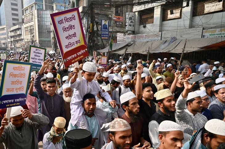 I Bangladesh' hovedstad, Dhaka, var der også store demonstrationer mod Paludan, der fredag brændte en koran foran den tyrkiske ambassade i København. Foto: Ritzau Scanpix/MUNIR UZ ZAMAN
