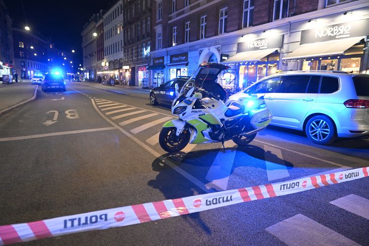 Fredag aften var en længere strækning på Nørrebrogade afspærret af politiet efter en knivstikkeri, der efterlod to sårede. Foto: Kenneth Meyer