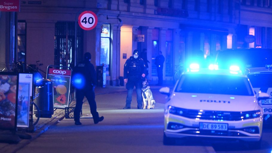 Fredag aften blev to unge mænd på 21 og 23 år stukket ned i et supermarked på Nørrebrogade i København. Nu øger politiet deres tilstedeværelse i området og vil samtidig gerne høre fra vidner i sagen. Foto: Kenneth Meyer