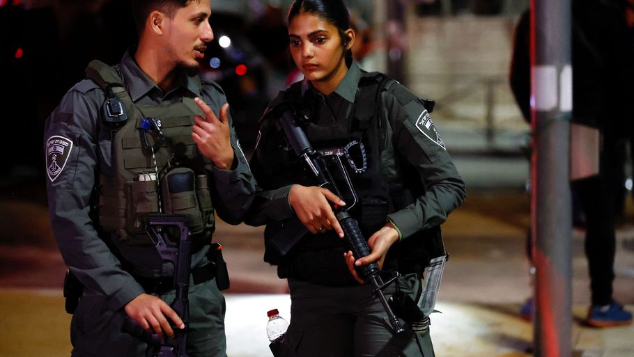Israelske sikkerhedsstyrker holdt vagt ved gerningsstedet i det østlige Jerusalem fredag aften. Foto: Ammar Awad/Reuters