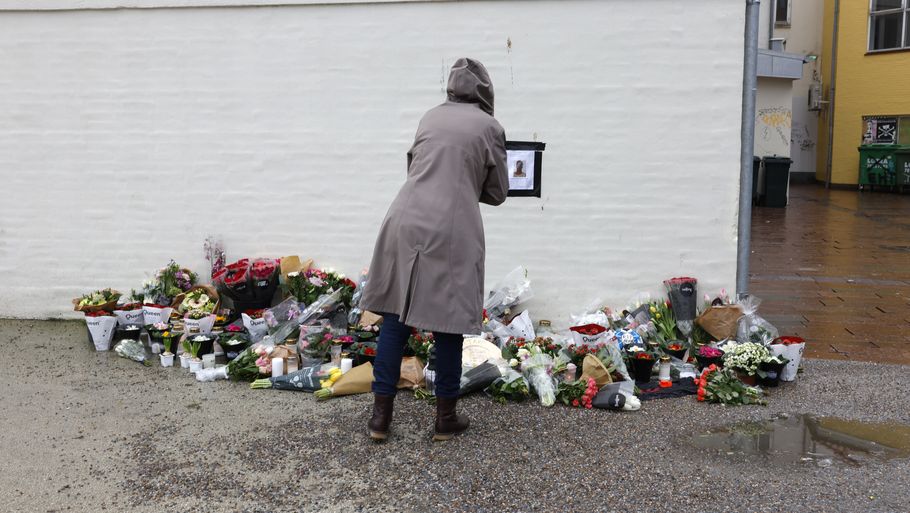 Et blomsterhav spredte sig i Kolding i dagene efter, 26-årige Adan blev stukket ihjel. Foto: Anders Brohus