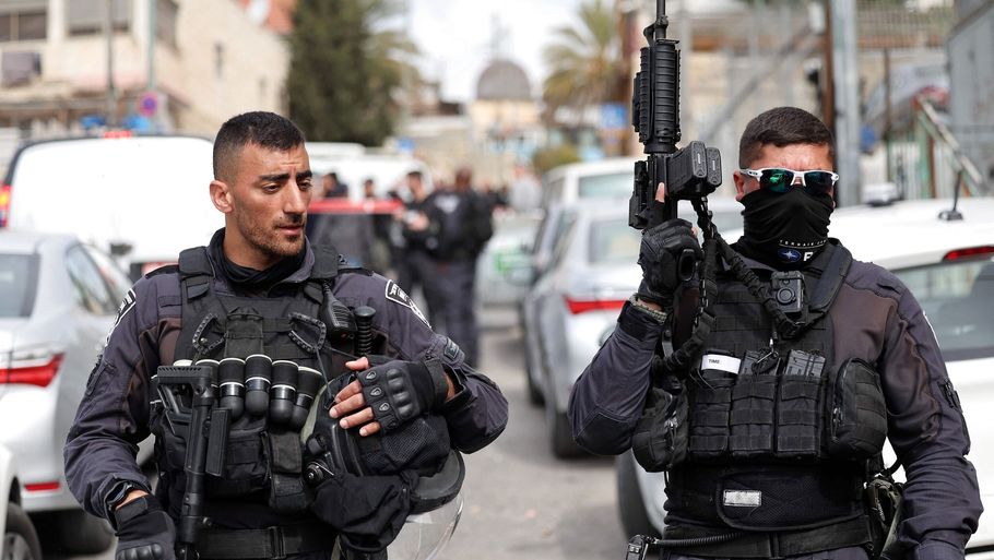 Israelske sikkerhedsstyrker er talstærkt til stede lørdag i bydelen Silwan, hvor Davidsbyen ligger, i det østlige Jerusalem. Foto: Ahmad Gharabli/Ritzau Scanpix