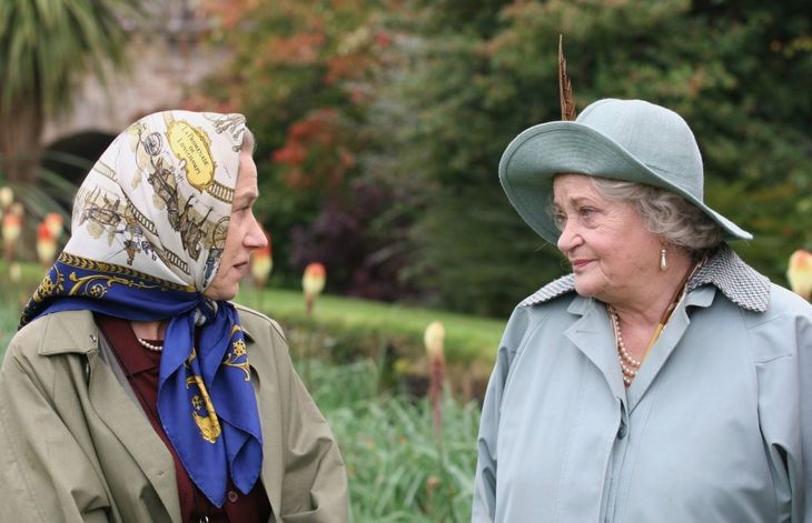Sylvia Syms (til højre) spillede dronningens mor i 'The Queen'. Dronningen blev portrætteret til UG kryds og slange af Dame Helen Mirren (til venstre). Foto: Ritzau Scanpix 