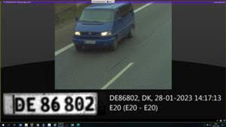 Bedstefaren er kørt fra sygehuset i en mørkeblå varevogn af mærket Volkswagen Caravelle. Registreringsnummer DE 86 802. (Politifoto)