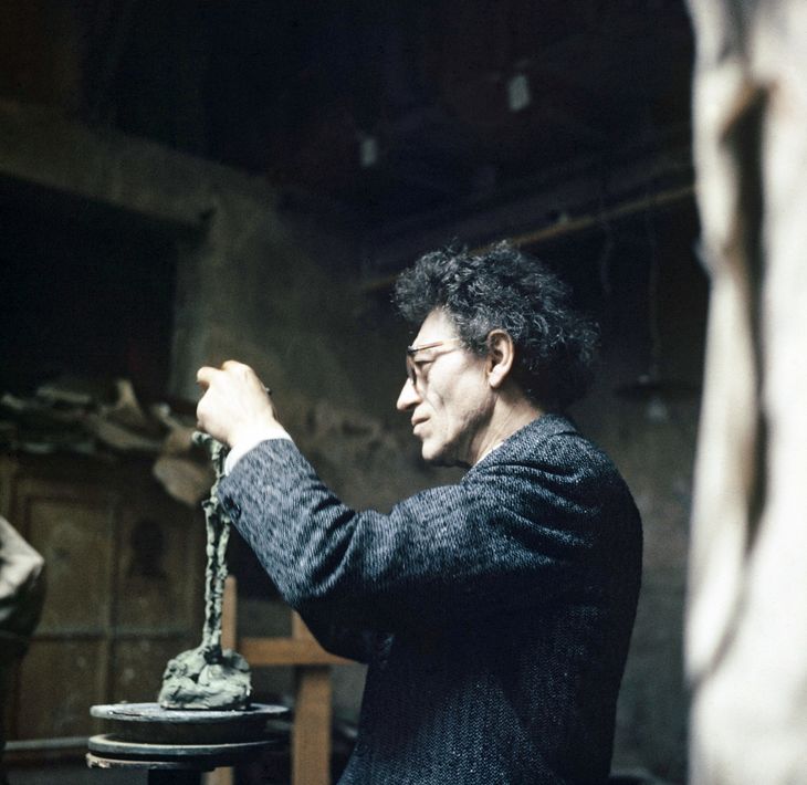 Billedkunstner og skulptør Alberto Giacomettis værker er i høj kurs og kaster kassen. Her ses han i sit studie i Paris i 1962. Foto: Getty Images 