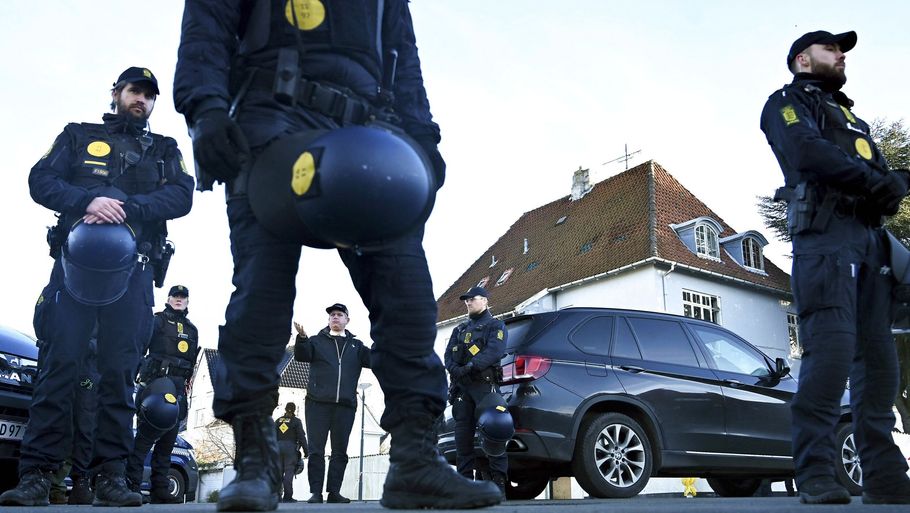 Rasmus Paludan, omgivet af politi, foran den tyrkiske ambassade i København fredag. Foto: Sergei Gapon/Ritzau Scanpix