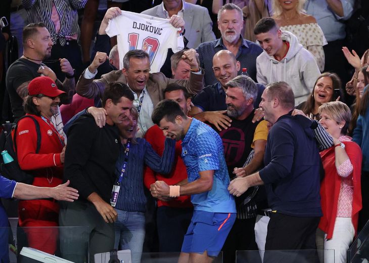 Efter kampen fejrede Djokovic sejren med sin familie på tribunen. Foto: Loren Elliot/Ritzau Scanpix