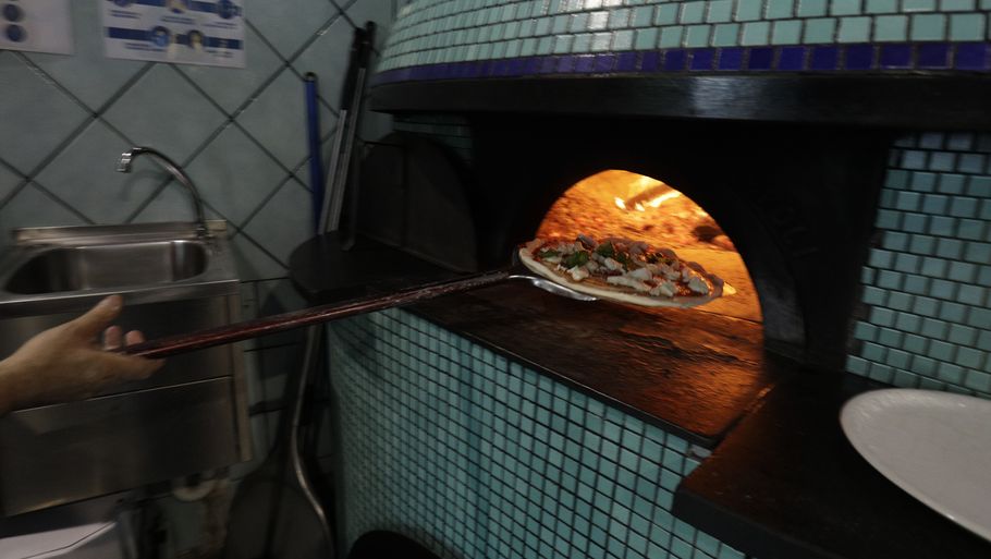 Det er blevet 30 procent dyrere at lave en Margarita-pizza i pizzaens hjemland. Foto: Gregorio Borgia/Ritzau Scanpix