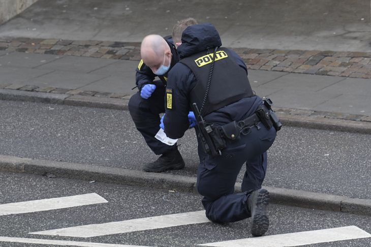 Betjente arbejder med at sikre spor. Foto: René Schütze