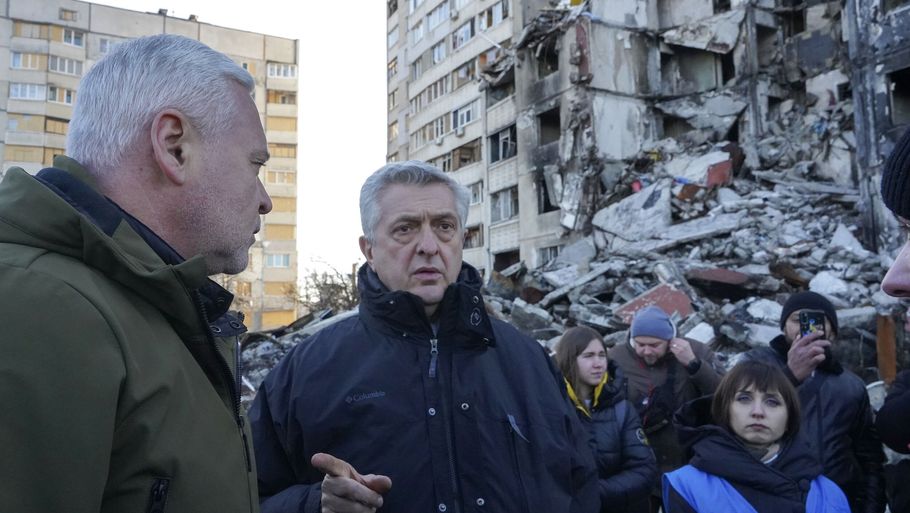 Billedet her er taget 24. januar ved et andet russisk bombardement af Kharkiv. Til venstre står Kharkivs borgmester, Ihor Terekhov, mens FN's flygtningehøjkommissær, Filippo Grandi, står i midten af billedet. Foto: Andrii Marienko/Ritzau Scanpix