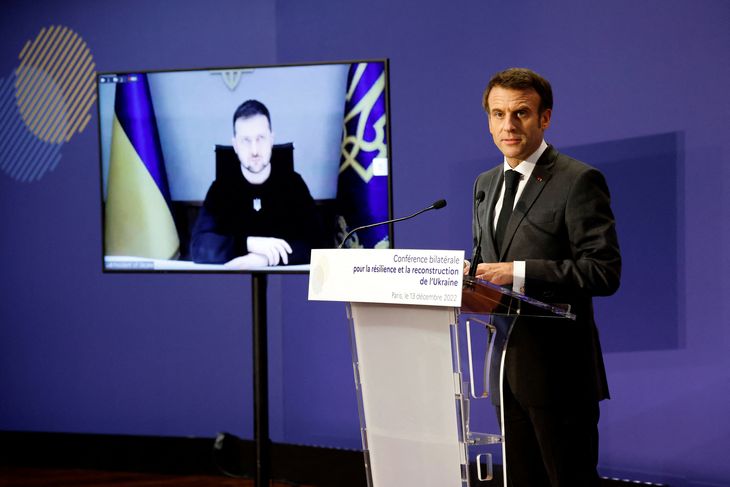 Præsident Macron kan se frem til at fiske et brev fra Zelenskyj ud af postkassen. Foto: Pool/Ritzau Scanpix