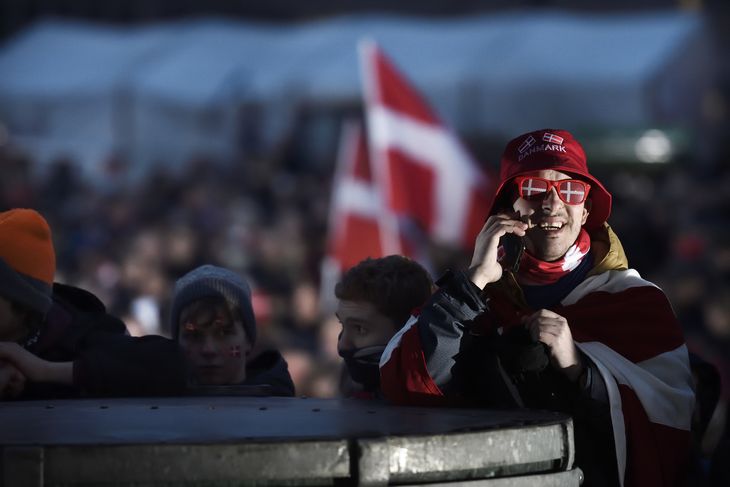 Tag gerne et ekstra flag om skuldrene, når Håndbolddrengene skal hyldes på Københavns Rådhus i eftermiddag. Foto: Tariq Mikkel Khan