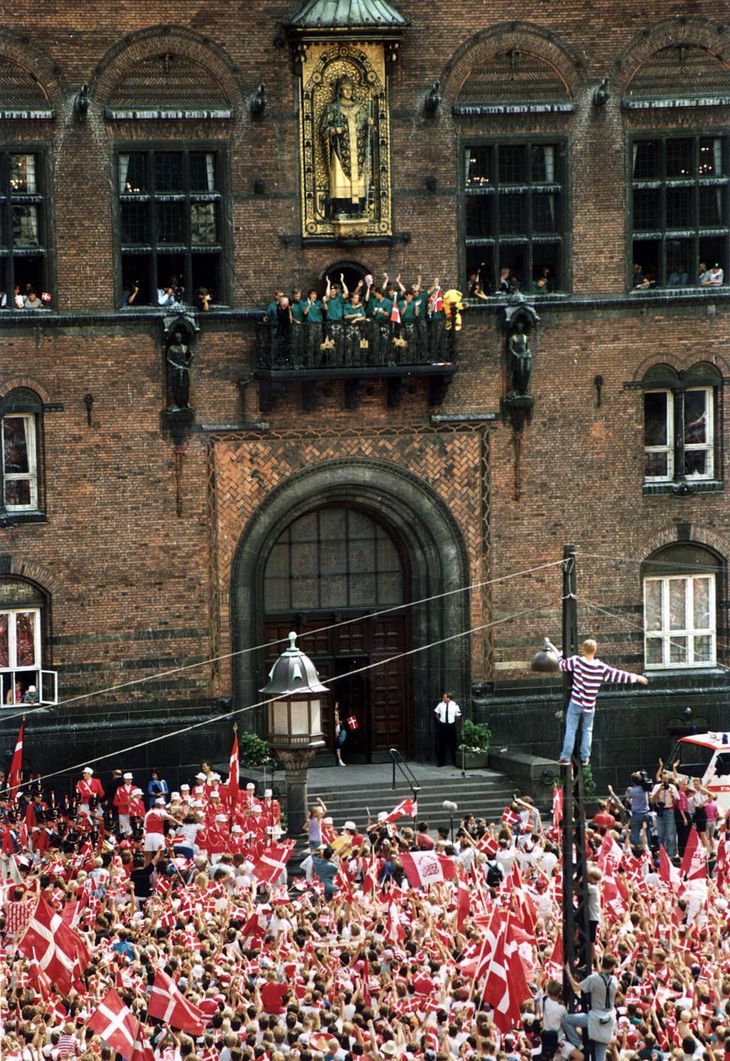 I 1992 stod størstedelen af truppen ude på balkonen, men sådan bliver det ikke denne gang. Foto: Erik Gleie/Ritzau Scanpix
