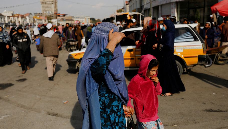 Kvinder og piger i Afghanistan behandles på en måde, som udgør forfølgelse i flygtningekonventionens forstand, har en rapport fra Den Europæiske Unions Asylagentur slået fast. Arkivfoto: Ali Khara/Reuters