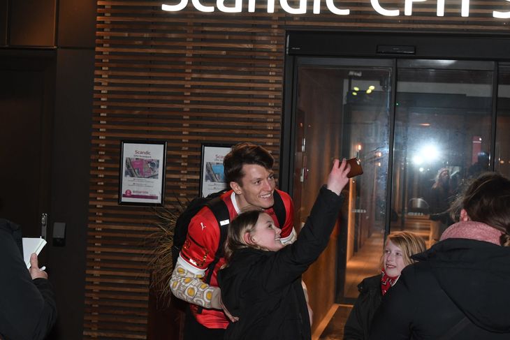  Emil Jakobsen gav sig tid til at tage billeder med de håbefulde fans foran hotellet. Foto: Kenneth Meyer