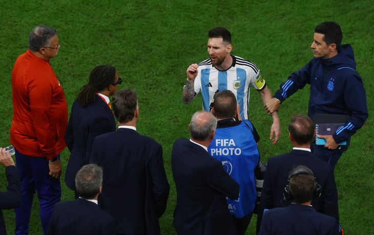 Messi i diskussion med det hollandske træner-team efter kampen. Foto: Paul Childs/Ritzau Scanpix