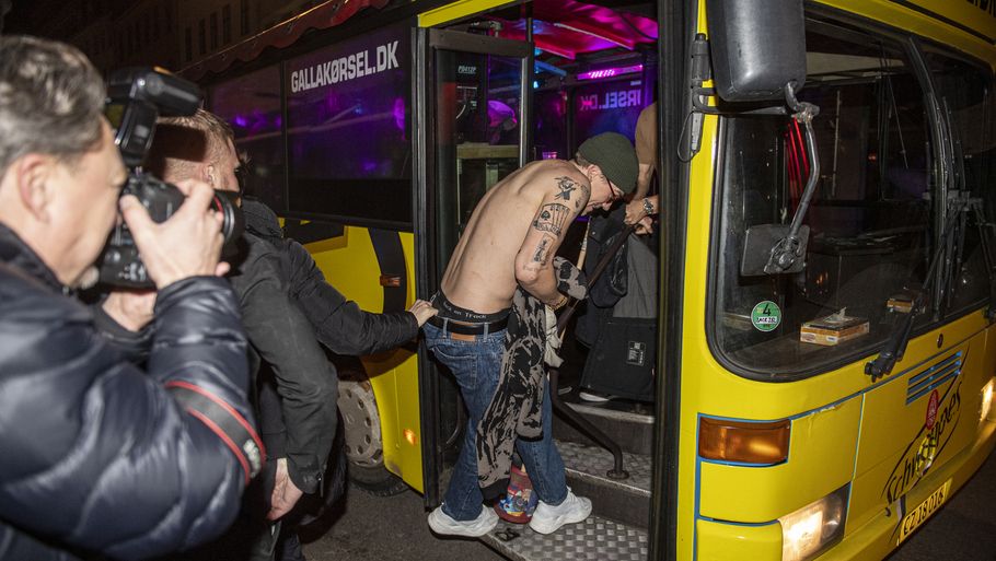 Simon Pytlick gav den hele armen og smed da også trøjen i partybussen. Foto: Kenneth Meyer