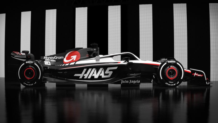 Siderne på bilen er malet sorte, efter Moneygram er kommet til. Foto: Haas F1 Team