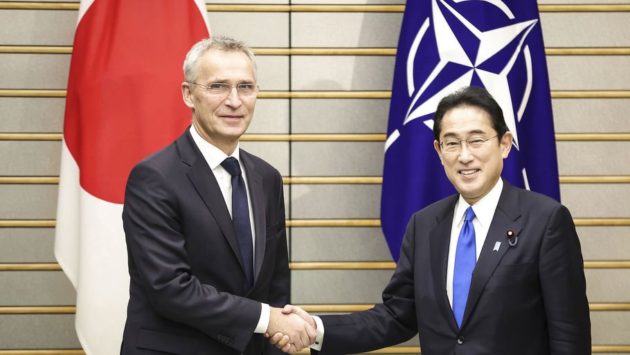 Nato-chef Jens Stoltenberg og Japans premierminister, Fumio Kishida, mødes tirsdag i Japan. Foto: Takashi Aoyama/Ritzau Scanpix
