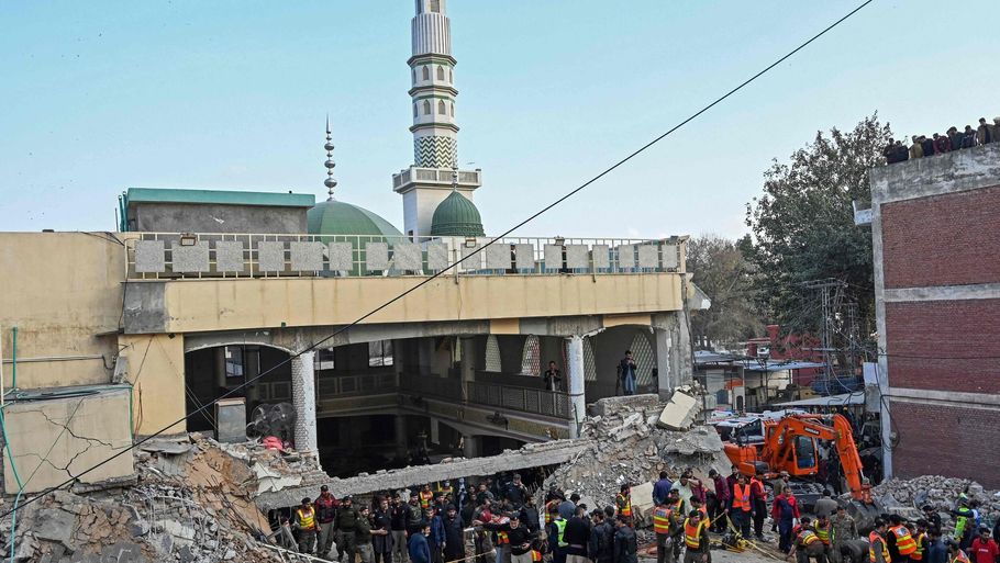Moskéen i Peshawar blev voldsomt beskadiget ved angrebet, som fandt sted mandag. Foto: Abdul Majeed/Ritzau Scanpix
