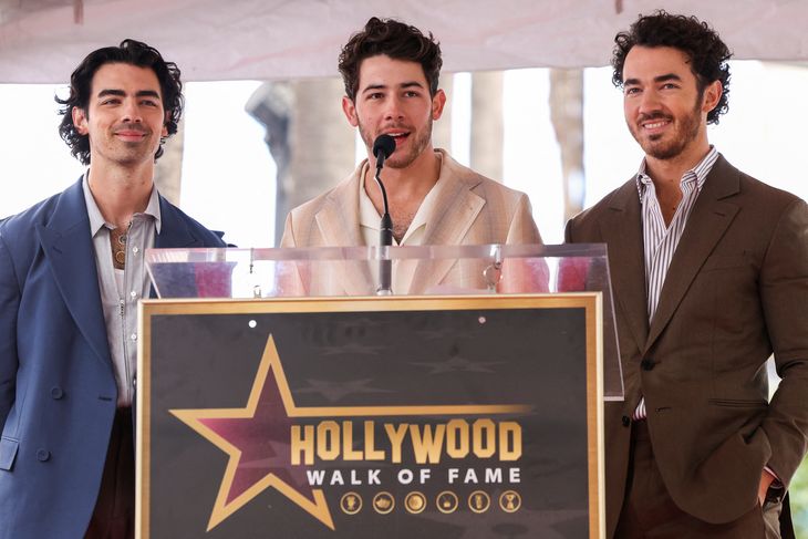 Brødrene opnåede berømmelse sammen under navnet 'The Jonas Brothers', og det er det navn, de nu har fået foreviget på en stjerne på den famøse Hollywood Boulevard. Foto: Mario Anzuoni/Ritzau Scanpix