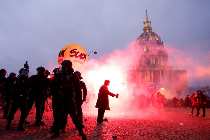 Især det centrale Paris var ramt af massive uroligheder tirsdag aften. Foto: Gonzalo Fuentes/Ritzau Scanpix