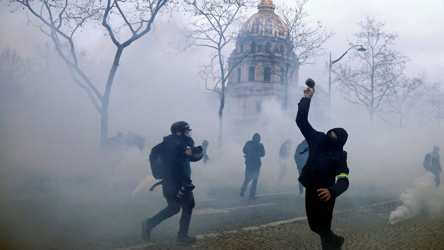 Det gik voldsomt for sig i Paris tirsdag, hvor tusinder gik på gaden. Foto: Gonzalo Fuentes/Ritzau Scanpix