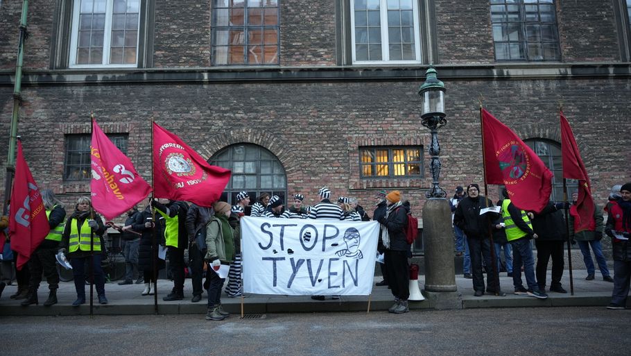 Fagforeninger og faglige aktive demonstrerer torsdag morgen foran Christiansborg, hvor Folketinget skal førstebehandle lovforslaget om afskaffelsen af store bededag. Foto: Emil Helms/Ritzau Scanpix