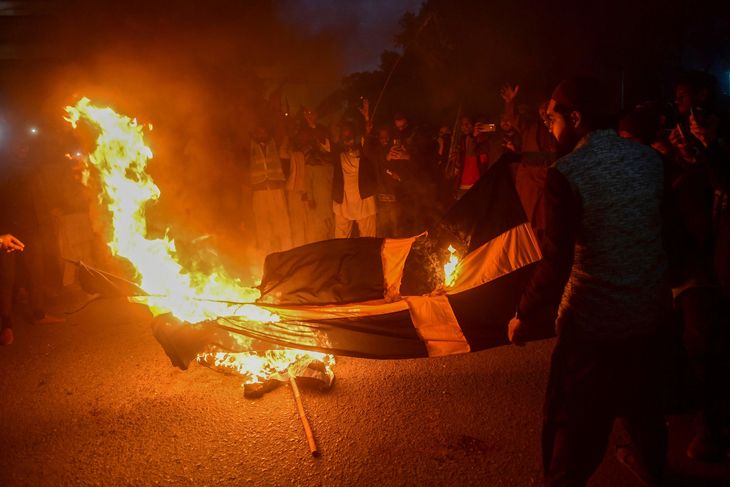 I Pakistan blev der sat ild til svenske flag under en demonstration 27. januar. Foto: Asif Hassan/Ritzau Scanpix