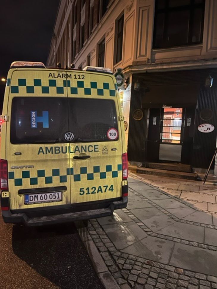 Her holder ambulancen parkeret ulovligt, som akutberedksabet også beklager. Privatfoto