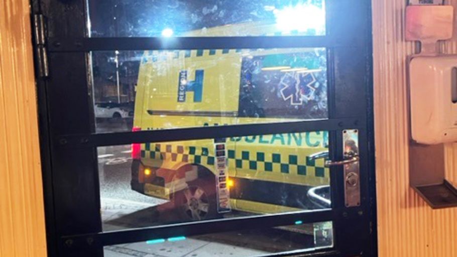 To ansatte, der var på vagt, tog på værtshus, mens de parkerede deres ambulance. Privatfoto