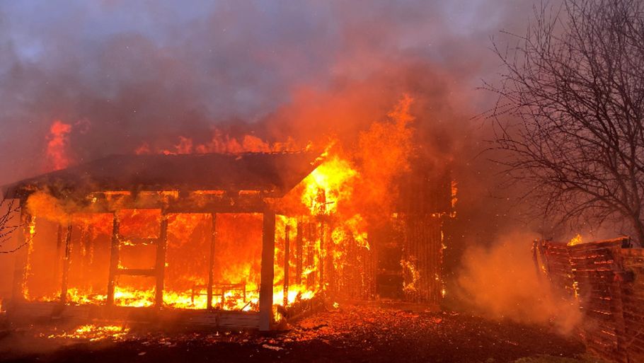 Sommerhuset der er gået i brand. Foto: TrekantområdetsBrand