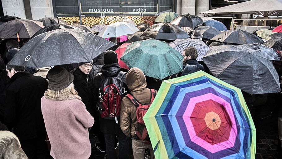 Folk stod i kø foran Charlie Hebdo for at købe det første magasin, der blev udgivet efter terrorangrebet i 2015. Foto: Jakob Jørgensen