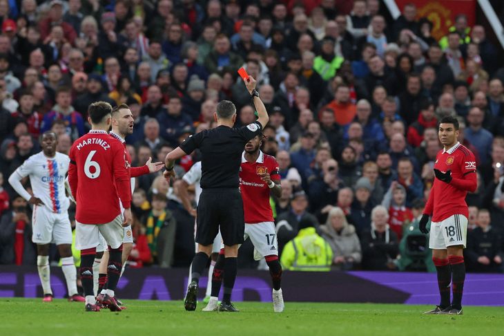 Manchester Uniteds Casemiro blev lørdag tildelt et rødt kort af dommeren Andre Marriner. Foto: Phil Noble/Reuters