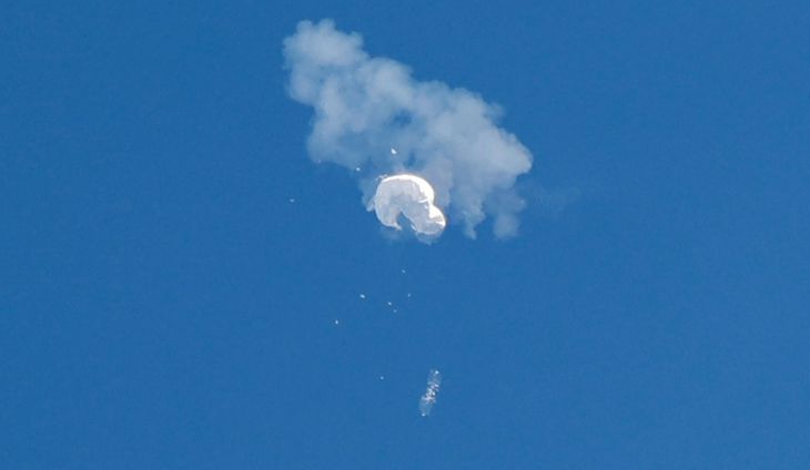 Ballonen styrter mod jorden efter nedskydningen. Foto: Randall Hill/Ritzau Scanpix