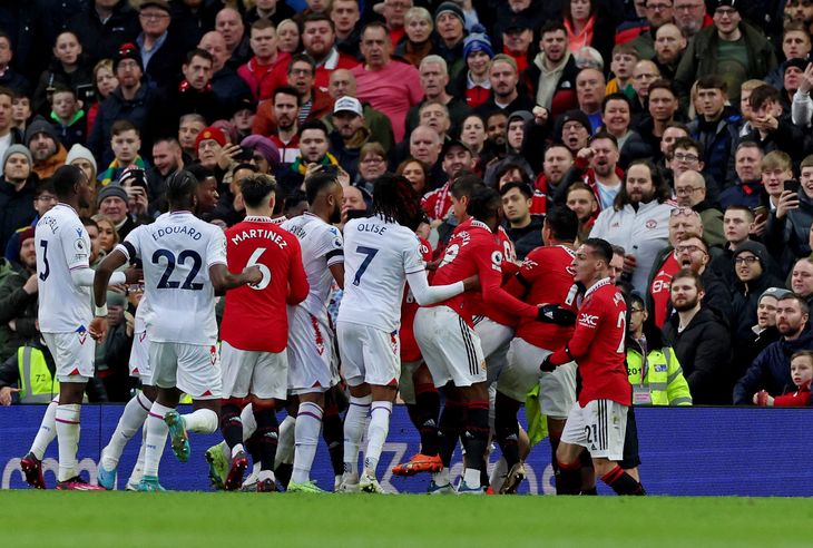 Det gik voldsomt for sig i kampen mellem United og Palace på Old Trafford. Foto: Ritzau Scanpix/Phil Noble
