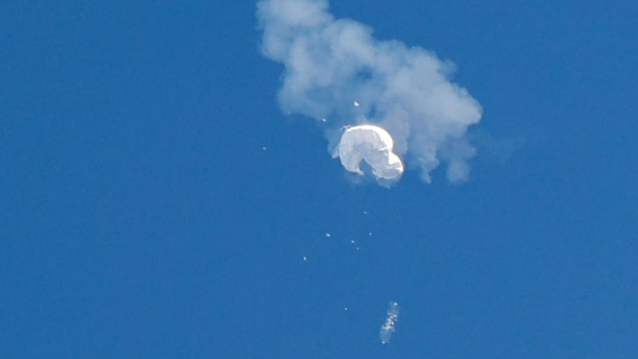 Den kinesiske luftballon blev skudt ned lørdag lokal tid, da den svævede rundt i nærheden af delstaten South Carolina. Foto: Randall Hill/Reuters