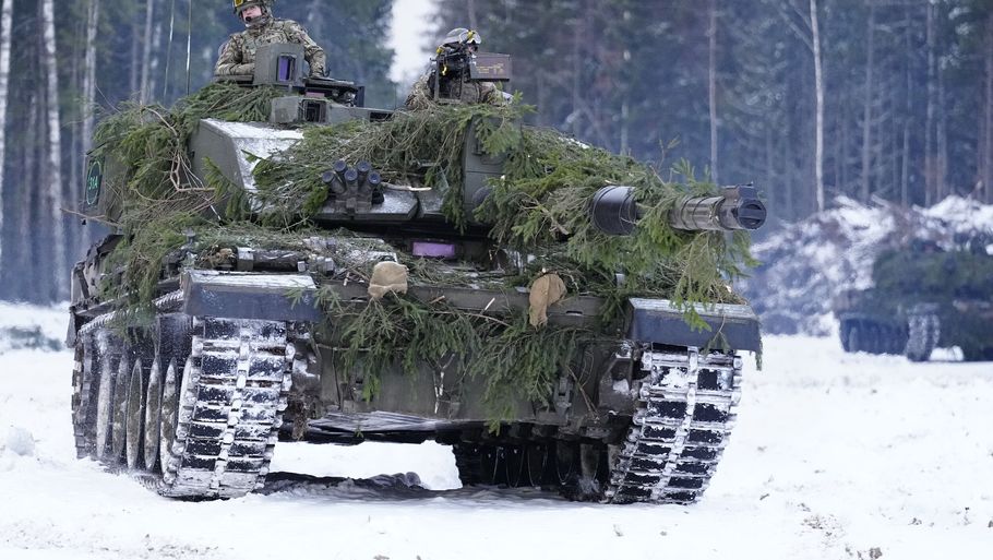 En britisk kampvogn ses her under en øvelse i februar i Estland. Foto: Pavel Golovkin/Ritzau Scanpix